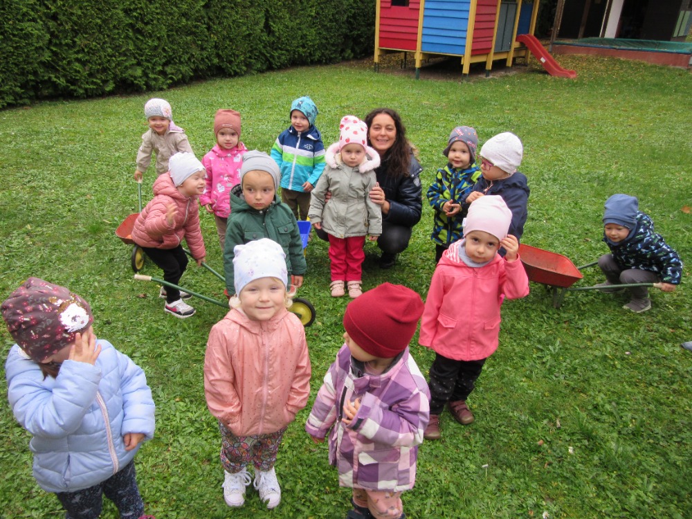 Dýňobraní a listopad v jesličkách. Výtvarná výchova – malujeme a stříháme.