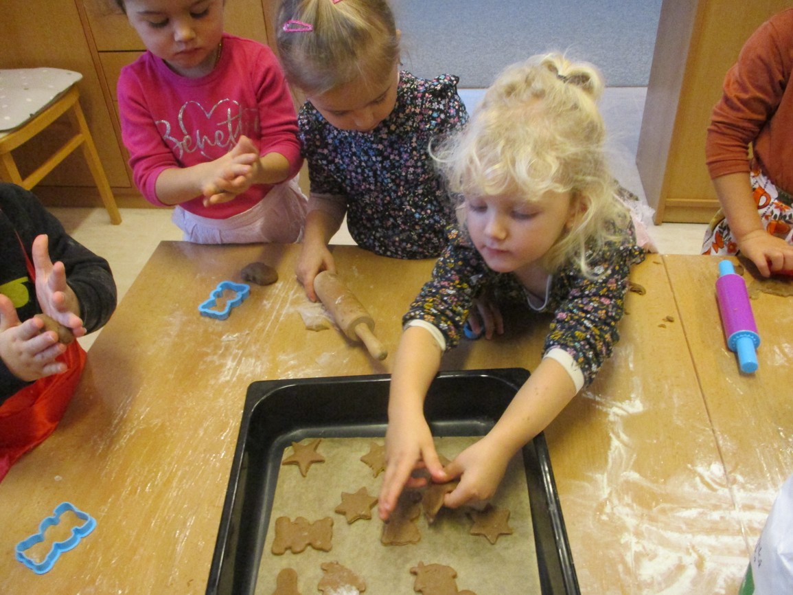 PEČEME VÁNOČNÍ PERNÍČKY.