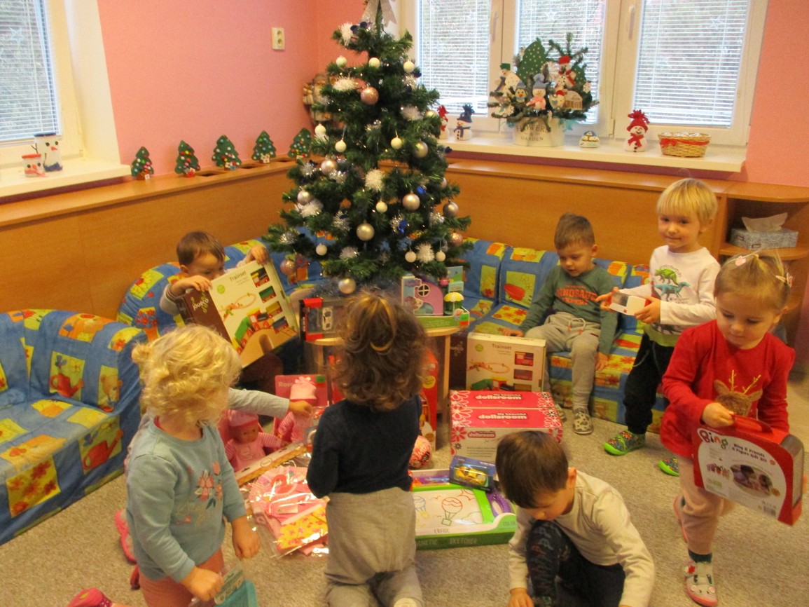 POD STROMEČKEM KRÁSNÉ DÁRKY.