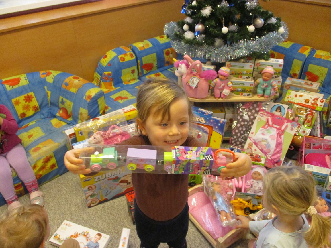 HVĚZDIČKA STŘÍBRNÁ NA OKNO ZAŤUKÁ…